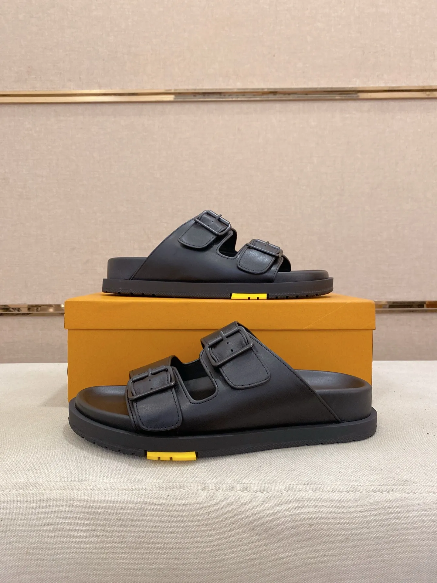 Factory price: 420💰Made by LV🔍Top purchasing agent. Men's spring and summer slippers are available at the same counter. The uppers are made of cowhide imported from Italy. High-quality craftsmanship, soles: original soles specially provided by the original factory, exclusive movable molded soles are super comfortable, original factory follow-up goods, 🔍🔍high quality, can be entered and exited the counter at will, welcome to compare, code number 38-44. Can be customized45